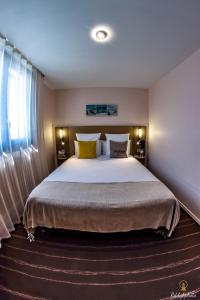 Postel nebo postele na pokoji v ubytování Logis Hôtel du Parc