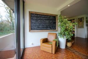 Green Oak Windows & Wood في ألبي: فصل مع كرسي وعلامة طباشير على الحائط