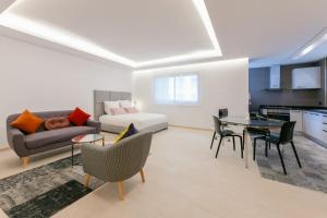 - un salon avec un canapé et une table dans l'établissement Luxury one bedroom apartment - Best location, à Rabat