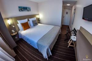 Postel nebo postele na pokoji v ubytování Logis Hôtel du Parc