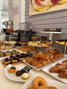 een tafel vol met verschillende soorten gebak en desserts bij Villa Alda Suites & Rooms in Cervia