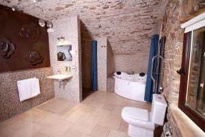 uma casa de banho com um lavatório, um WC e uma banheira em Mas Renart em Mollet de Perelada