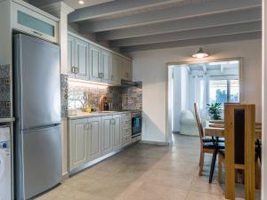 A kitchen or kitchenette at Casa Markapela Még 19 kép