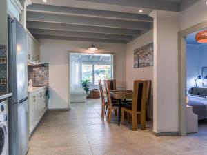 A kitchen or kitchenette at Casa Markapela