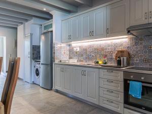 A kitchen or kitchenette at Casa Markapela