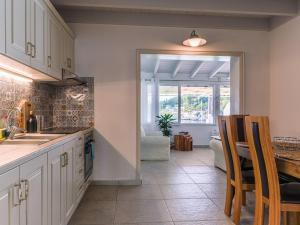 A kitchen or kitchenette at Casa Markapela
