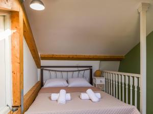 - une chambre avec un lit et des oreillers blancs dans l'établissement Casa Markapela, à Kassiopi