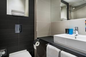 Vannituba majutusasutuses Holiday Inn - the niu, Square Mannheim by IHG +37 fotot
