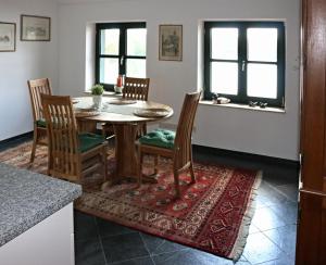 eine Küche und ein Esszimmer mit einem Tisch und Stühlen in der Unterkunft Ferienwohnung Fischerhütte Xanten in Xanten