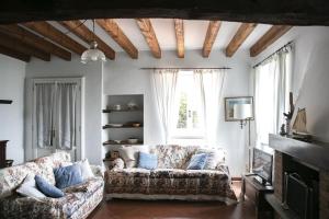 un salon avec un canapé et une fenêtre dans l'établissement IseoLakeRental - Casa Rododendro, à Sulzano