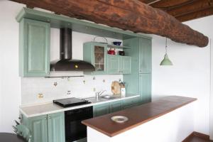 Kjøkken eller kjøkkenkrok på IseoLakeRental - Casa Rododendro