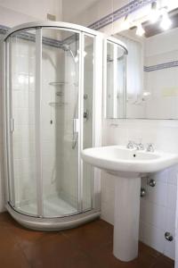 une salle de bain avec douche et lavabo dans l'établissement IseoLakeRental - Casa Rododendro, à Sulzano 27 autres photos