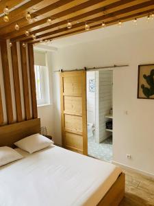 Een bed of bedden in een kamer bij Suite 24 Appart'hôtel-3 étoiles