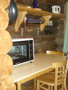 a microwave sitting on a table in a kitchen at Toola-Lodge in Syöte