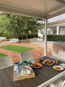 una mesa con comida en la parte superior de un patio en Casa Rural VILLA KAIROS, en Ajofrín