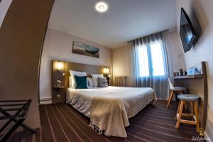Postel nebo postele na pokoji v ubytování Logis Hôtel du Parc