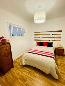 um quarto com uma cama grande e piso em madeira em Salty Home’s em Peniche
