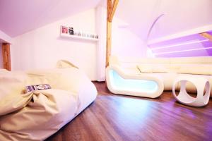 SECRET HIDEAWAYS Space Loft Wohndesign auf 2 Etagen l 450m bis Uni في دويسبورغ: غرفة بسريرين واريكة