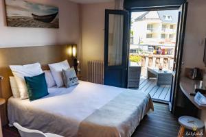 Postel nebo postele na pokoji v ubytování Logis Hôtel du Parc