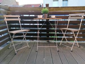 2 sillas y una mesa en el patio en Charmantes Apartment im Dachgeschoss en Greifswald