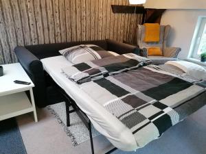 uma cama num quarto com uma mesa e uma cadeira em Charmantes Apartment im Dachgeschoss em Greifswald