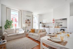 - un salon avec un canapé et une table dans l'établissement Downtown Apartments, à Lisbonne