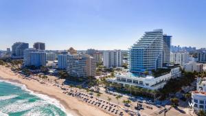 フォート・ローダーデールにあるLuxury 1 BR at Fort Lauderdaleのビーチと建物の空中写真
