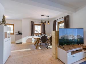 ein Wohnzimmer mit einem großen Flachbild-TV in der Unterkunft KOASALIFE in Going