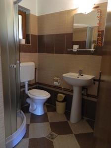 ソバタにあるCasa Loksiのバスルーム(トイレ、洗面台付)