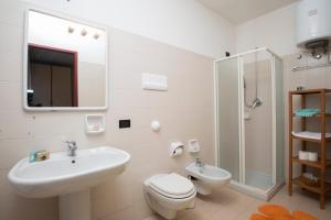 La salle de bains est pourvue d'un lavabo, de toilettes et d'une douche. dans l'établissement Casa Battisti, à Padoue