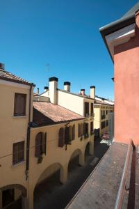 een steegje tussen twee gebouwen in een stad bij Casa Battisti in Padua