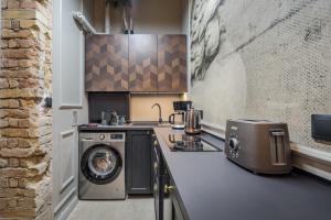 Kuchyňa alebo kuchynka v ubytovaní BpR Violet Noir Apartment with A/C