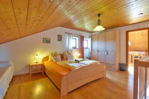 Ein Bett oder Betten in einem Zimmer der Unterkunft Gilg-Kräuterhof