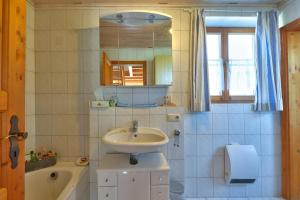 Ein Badezimmer in der Unterkunft Gilg-Kräuterhof