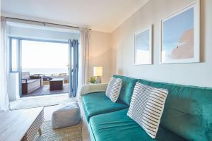ソルトバーン・バイ・ザ・シーにあるHost & Stay - 'Salty' Seaviewの海の景色を望むリビングルーム(緑のソファ付) +16枚の写真