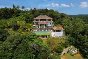 una vista aérea de una casa en el bosque en The Divine Villa en Talpe