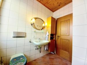 een badkamer met een wastafel en een spiegel bij Alie Gusta in Hermagor