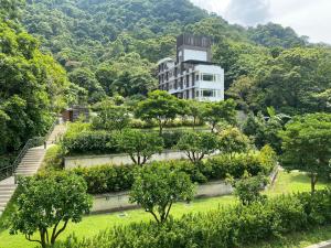 un bâtiment au milieu d'un parc arboré dans l'établissement Sla Ulay, à Wulai