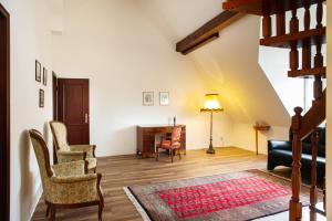 ein Wohnzimmer mit einem Sofa und einem Tisch in der Unterkunft Hotel Bürgerhof Wetzlar in Wetzlar