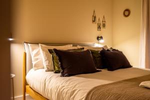 uma cama com almofadas pretas e brancas em Bootham Row 1 em York