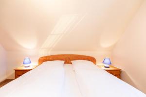 Maashof Schimmelreiter في هوسوم: غرفة نوم مع سرير مع مصباحين في المواقف الليلية +صورتان