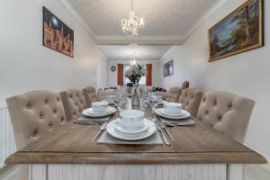 Un restaurante u otro lugar para comer en Flourish Apartments - Marlands - Ilford