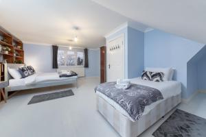 Tempat tidur dalam kamar di Flourish Apartments - Marlands - Ilford