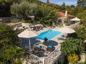 Bazén v ubytování Private villa close to Famous Myrtos beach with private boat! nebo v jeho okolí