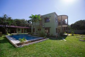 una casa con piscina nel cortile di Bilene Home a Vila Praia Do Bilene