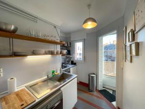 een kleine keuken met een wastafel en een raam bij Cinéma & Disney avec Balcon & Parking en Hyper Centre in Amiens