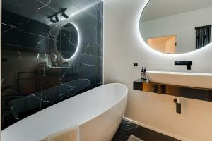 Kúpeľňa v ubytovaní Apartament Deluxe BLACK ORCHID Baltic Concept Dźwirzyno