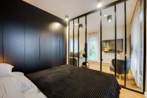 Posteľ alebo postele v izbe v ubytovaní Apartament Deluxe BLACK ORCHID Baltic Concept Dźwirzyno