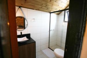 Koupelna v ubytování Cabanas Charme da Serra + 26 fotografií