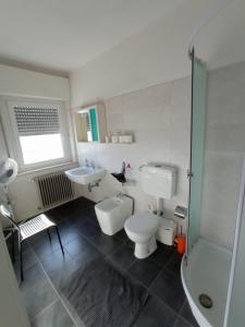 een badkamer met een toilet, een wastafel en een douche bij Maison al Bivio (Locazione Turistica) in Trichiana